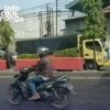Sebuah truk mengalami patah as roda di kawasan Perumahan Griya Hasanah, Kalijaya, Cikarang Barat, Kabupaten Bekasi, Jumat (21/8/2026). Kendaraan tersebut sempat menghambat arus lalu lintas.
