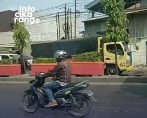 Sebuah truk mengalami patah as roda di kawasan Perumahan Griya Hasanah, Kalijaya, Cikarang Barat, Kabupaten Bekasi, Jumat (21/8/2026). Kendaraan tersebut sempat menghambat arus lalu lintas.