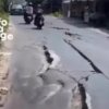 Kondisi jalan yang dilaporkan amblas di Kampung Bugel Salam, Desa Sertajaya, Cikarang Timur, Kabupaten Bekasi. Warga menyebut kerusakan telah berlangsung bertahun-tahun.