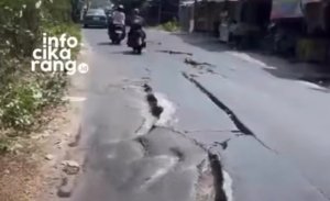 Kondisi jalan yang dilaporkan amblas di Kampung Bugel Salam, Desa Sertajaya, Cikarang Timur, Kabupaten Bekasi. Warga menyebut kerusakan telah berlangsung bertahun-tahun.