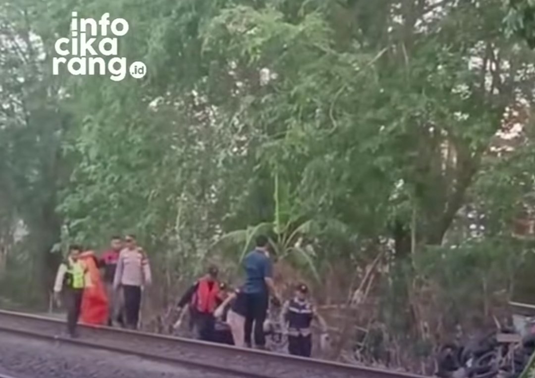 Seorang lansia tanpa identitas dilaporkan mengalami kecelakaan di kawasan bawah Flyover Bypass Karawang, Jumat (21/8/2026). Korban diduga tertemper kereta api.