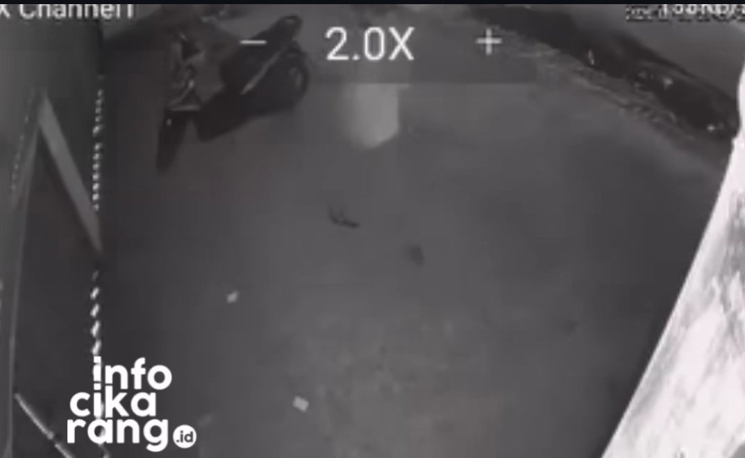 Motor milik karyawan Toko Roti Khasanah Sari Setu dilaporkan hilang saat terparkir di depan toko. Kejadian disebut terekam kamera CCTV sekitar pukul 21.09 WIB.