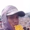 Tumpukan buah nanas ditemukan berserakan di area TPA Bantargebang, Kota Bekasi, meski sebagian buah terlihat masih dalam kondisi segar.