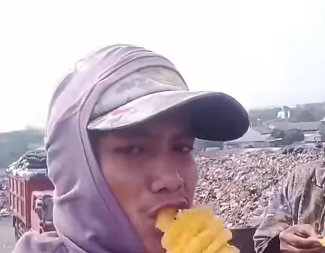 Tumpukan buah nanas ditemukan berserakan di area TPA Bantargebang, Kota Bekasi, meski sebagian buah terlihat masih dalam kondisi segar.