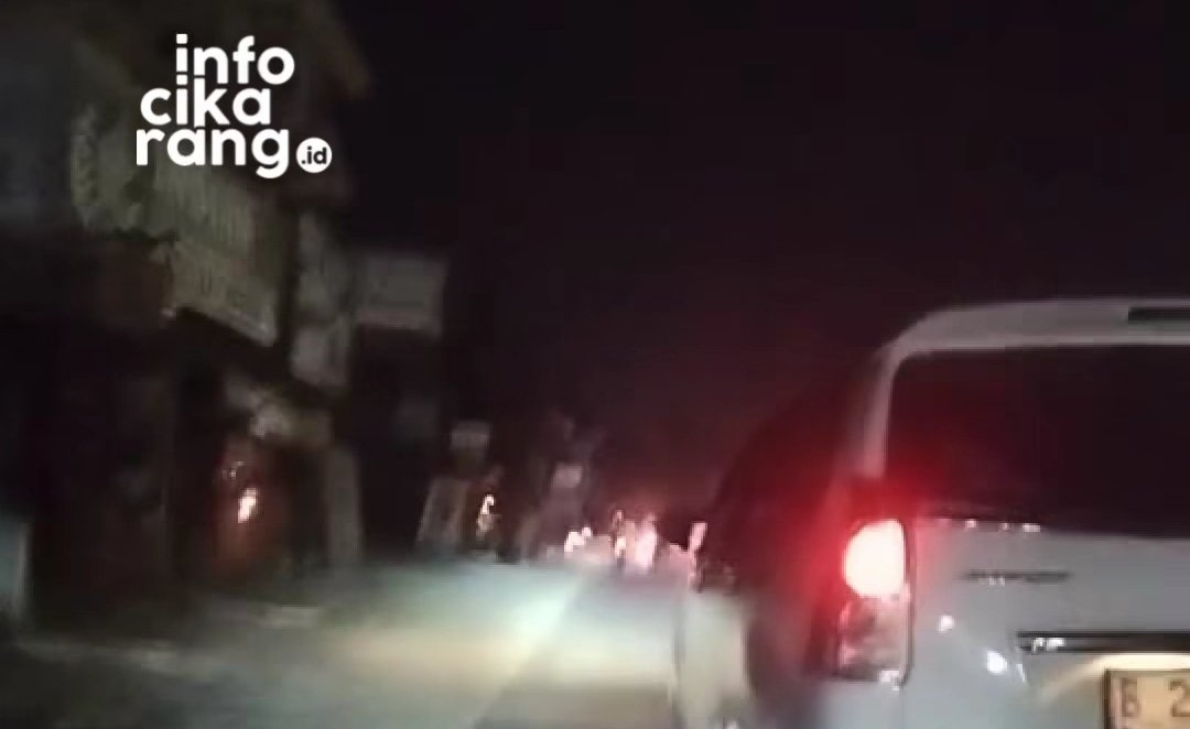 Kondisi Jalan Pilar Cikarang yang terlihat minim penerangan saat dilintasi pengguna jalan pada Minggu (23/8/2026) sekitar pukul 01.00 WIB.