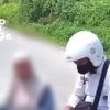 Ilustrasi aksi penjambretan. Warga mengimbau pengguna jalan, khususnya perempuan yang berkendara seorang diri, meningkatkan kewaspadaan saat melintasi ruas jalan yang relatif sepi.