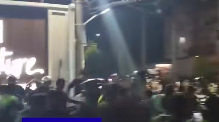 Ilustrasi perselisihan antara pengemudi ojek online dan pengendara sepeda motor. Peristiwa disebut berujung baku hantam dan ditangani polisi.