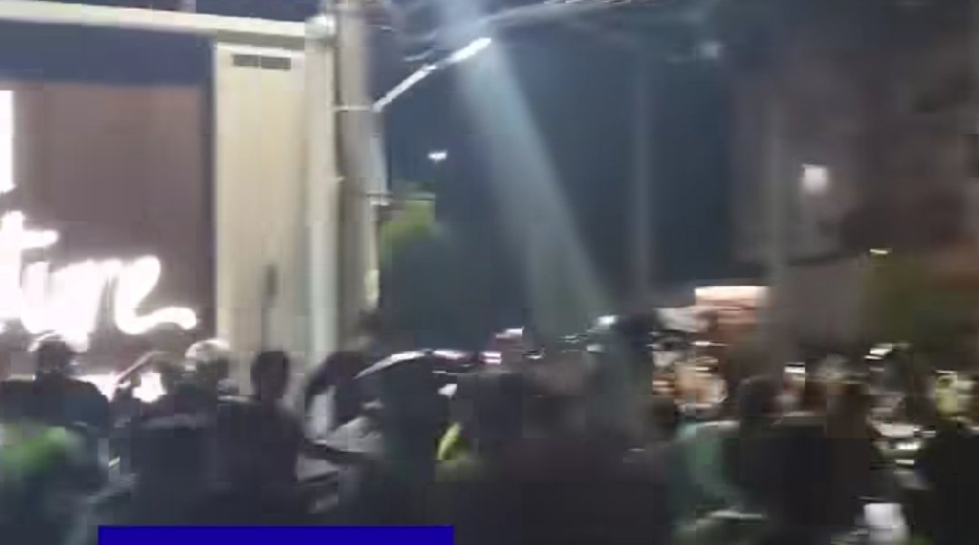 Ilustrasi perselisihan antara pengemudi ojek online dan pengendara sepeda motor. Peristiwa disebut berujung baku hantam dan ditangani polisi.