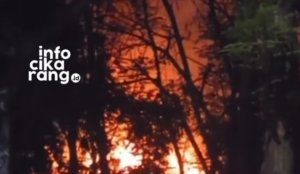 Kebakaran Terlihat Dekat Bundaran Golf Jababeka, Api dan Asap Menyala di Malam Hari