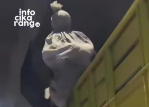 Sosok Pocong Nongkrong di Atas Truk Bikin Pengendara Salah Fokus