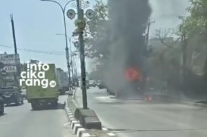 Mobil Wingbox Terbakar di Depan Mitra10 EJIP Cikarang, Asap Tebal Membubung