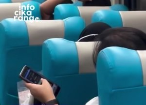 Bikin Geger di Gerbong, Penumpang Terekam Diduga Main Slot dengan Suara Keras, KAI Diminta Bertindak