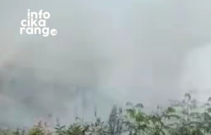 Asap Tebal Membubung, Lahan Kosong di Samping PT Kline Cikarang Timur Terbakar