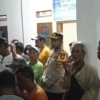 Ratusan Warga Geruduk Kantor Desa Karangsatu, Protes Bakal Calon Kades Tak Lolos Seleksi