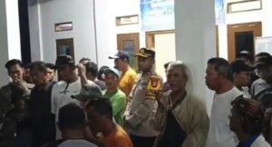 Ratusan Warga Geruduk Kantor Desa Karangsatu, Protes Bakal Calon Kades Tak Lolos Seleksi