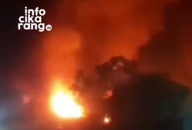 Lapak Madura di Kalimalang Pasir Limus Wangunharja Terbakar Tengah Malam