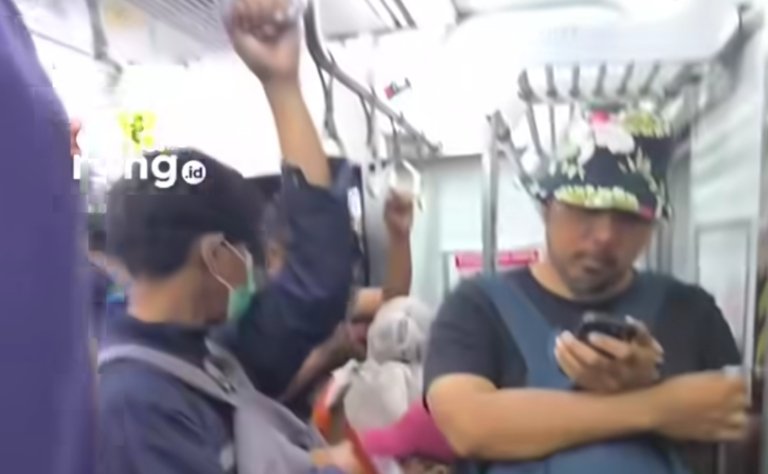 Jalur KRL Cikarang Mendadak Lengang Penumpang, Warga Tambun Malah Bikin Tebakan: “Udah pada Have?”