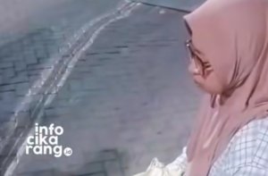 Seorang perempuan diduga linglung ditemukan di kawasan Cikarang Avenue, Lippo Cikarang, sebelum diantar petugas patroli ke Polsek Cikarang Selatan.