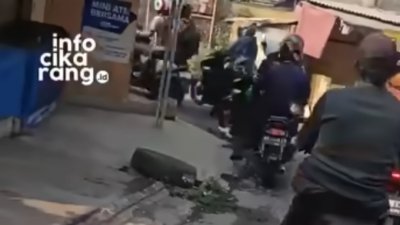 Aktivitas pengaturan lalu lintas oleh pak ogah dikeluhkan pengendara di Jalan RM Marzuki, Cikarang Utara, Kabupaten Bekasi. Sumber video: warga.