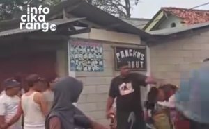 Seorang pria yang disebut sebagai kurir ekspedisi menjadi perhatian warga setelah diduga terlibat dalam kasus perekaman tanpa izin terhadap seorang wanita di kawasan Pasar Sabtu, Rawamerta, Karawang.