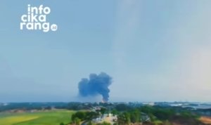 Asap tebal membumbung tinggi dari kawasan Delta Silicon Cikarang setelah kebakaran terjadi pada Jumat (25/9/2026).