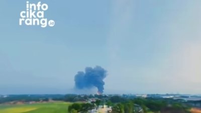 Asap tebal membumbung tinggi dari kawasan Delta Silicon Cikarang setelah kebakaran terjadi pada Jumat (25/9/2026).