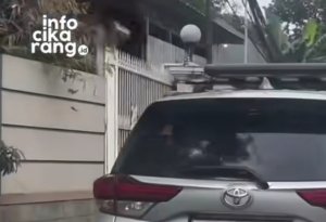 Ilustrasi mobil yang mengalami insiden serempetan di jalan. Kejadian dilaporkan berlangsung di kawasan Bintara 11, Bekasi.