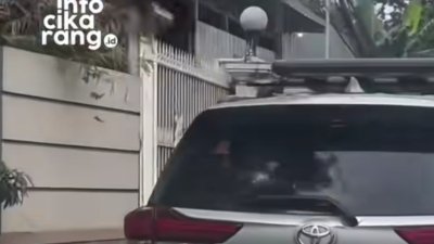 Ilustrasi mobil yang mengalami insiden serempetan di jalan. Kejadian dilaporkan berlangsung di kawasan Bintara 11, Bekasi.