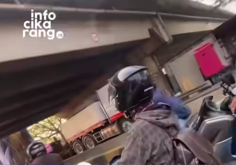 Truk Bermuatan Tinggi Tersangkut di Jembatan Kalimalang Cikarang, Lalu Lintas Sempat Tersendat