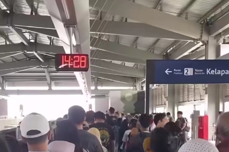 Antrean LRT Jakarta Mengular di Akhir Pekan, Pola Operasi Perlu Dievaluasi?