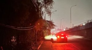 Halte Bus Samping Mulia Industri Cikarang Gelap dan Banyak Lubang, Warga: Harus Pakai Senter?