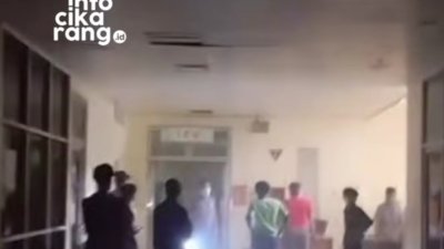 Sejumlah pasien RSUD Kabupaten Bekasi dievakuasi setelah asap tebal memenuhi Gedung E1, Minggu (27/9/2026).