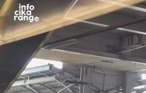 Penumpang KRL Mendadak Berhamburan di Stasiun Cikarang, Asap Terlihat dari Atas Kereta