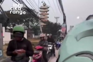 Kemacetan Jalan Diponegoro Tambun Bikin Pemotor Nekat Lawan Arah hingga Naik Trotoar