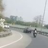 Seorang pelajar terekam mengendarai sepeda motor hingga memasuki ruas Tol Deltamas, Rabu (30/9/2026).