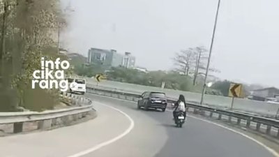 Seorang pelajar terekam mengendarai sepeda motor hingga memasuki ruas Tol Deltamas, Rabu (30/9/2026).