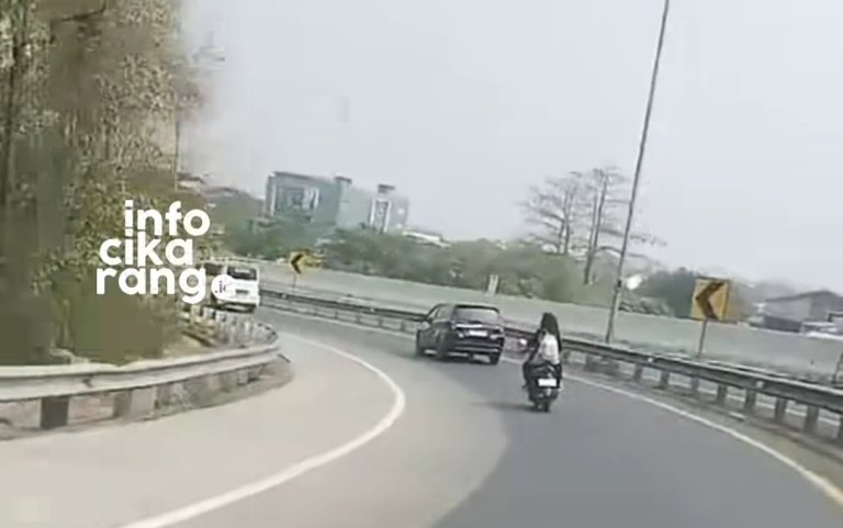 Seorang pelajar terekam mengendarai sepeda motor hingga memasuki ruas Tol Deltamas, Rabu (30/9/2026).