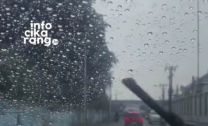 Jalan di Samping Pasar Cibitung Sempat Licin Siang Ini