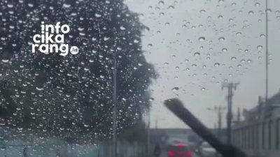 Jalan di Samping Pasar Cibitung Sempat Licin Siang Ini