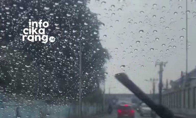 Jalan di Samping Pasar Cibitung Sempat Licin Siang Ini