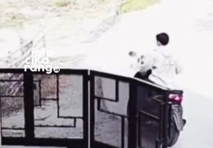 Dua orang diduga pelaku pencurian sepeda motor terekam kamera saat menjalankan aksinya di kawasan Cikeruh, Karyabakti, Batujaya, Karawang.