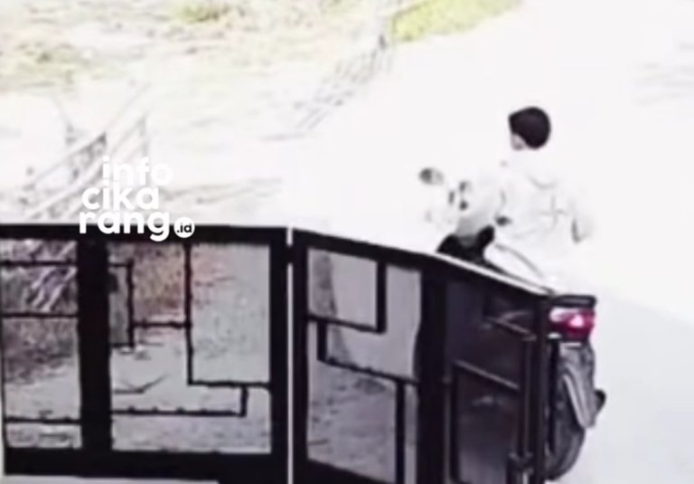 Dua orang diduga pelaku pencurian sepeda motor terekam kamera saat menjalankan aksinya di kawasan Cikeruh, Karyabakti, Batujaya, Karawang.
