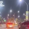 Aksi jemping motor yang dilakukan seorang pengendara di kawasan Grand Wisata disebut berujung kecelakaan hingga penumpang perempuan terjatuh di jalan.