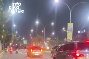 Aksi jemping motor yang dilakukan seorang pengendara di kawasan Grand Wisata disebut berujung kecelakaan hingga penumpang perempuan terjatuh di jalan.