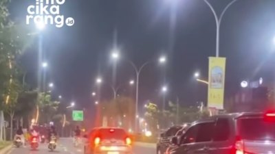 Aksi jemping motor yang dilakukan seorang pengendara di kawasan Grand Wisata disebut berujung kecelakaan hingga penumpang perempuan terjatuh di jalan.
