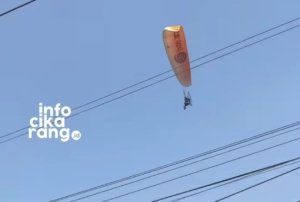 Warga Grand Wisata Kaget Lihat Paramotor Terbang di Atas Jalan PGM School, Dikira Patroli