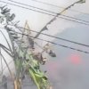 Bekasi sedang panas-panasnya, aksi bakar sampah malah dilakukan di Pondok Timur Indah, Bekasi Timur, Kamis (15/10/2026). Momen tersebut direkam dan diunggah akun Threads @liliziprab.