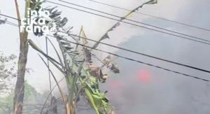 Bekasi sedang panas-panasnya, aksi bakar sampah malah dilakukan di Pondok Timur Indah, Bekasi Timur, Kamis (15/10/2026). Momen tersebut direkam dan diunggah akun Threads @liliziprab.
