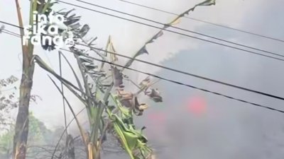 Bekasi sedang panas-panasnya, aksi bakar sampah malah dilakukan di Pondok Timur Indah, Bekasi Timur, Kamis (15/10/2026). Momen tersebut direkam dan diunggah akun Threads @liliziprab.