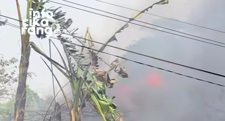 Bekasi sedang panas-panasnya, aksi bakar sampah malah dilakukan di Pondok Timur Indah, Bekasi Timur, Kamis (15/10/2026). Momen tersebut direkam dan diunggah akun Threads @liliziprab.